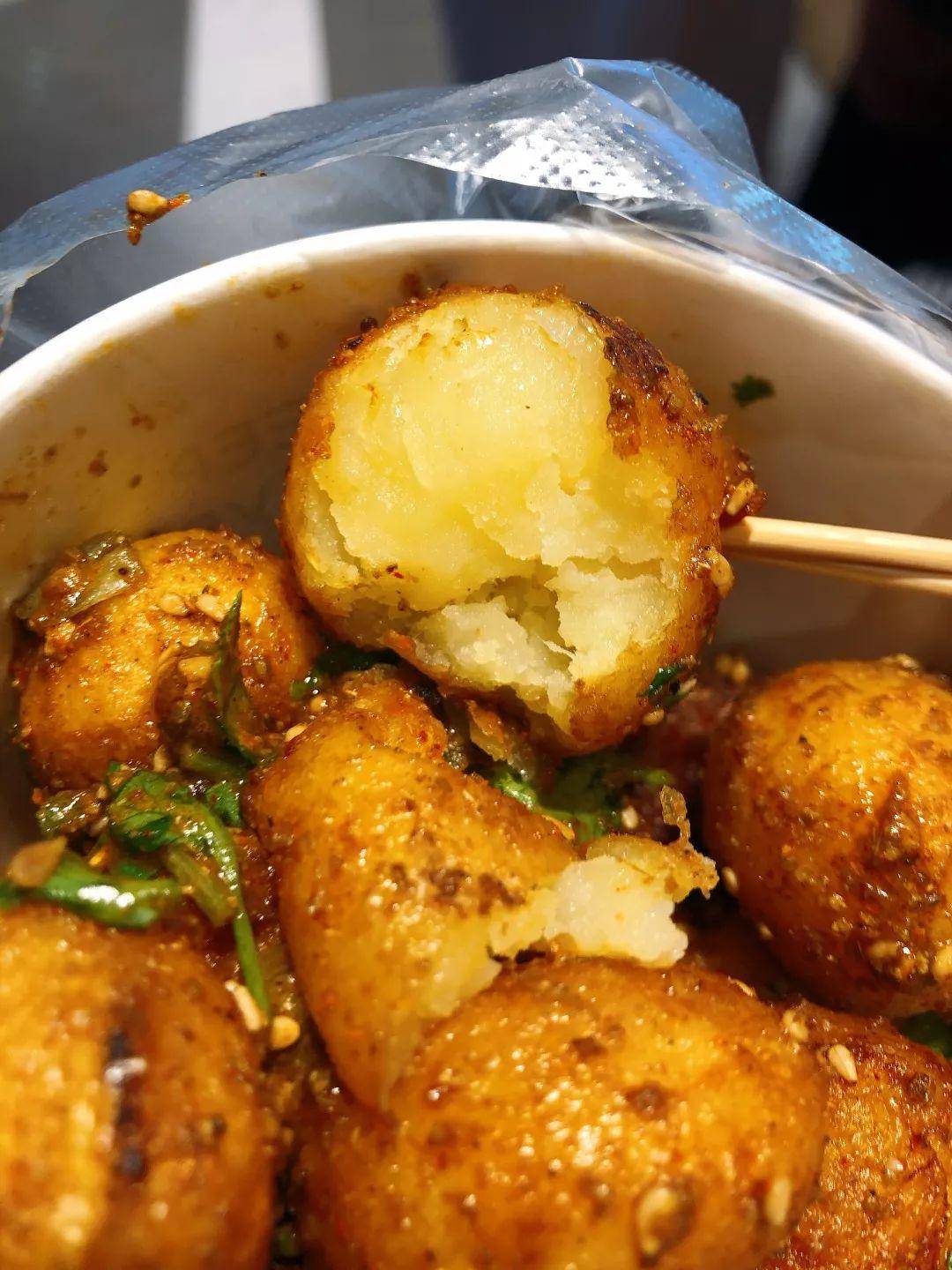 来自湖北恩施的土豆小小的圆圆的,油炸后被裹上金黄的外衣,十分可爱.