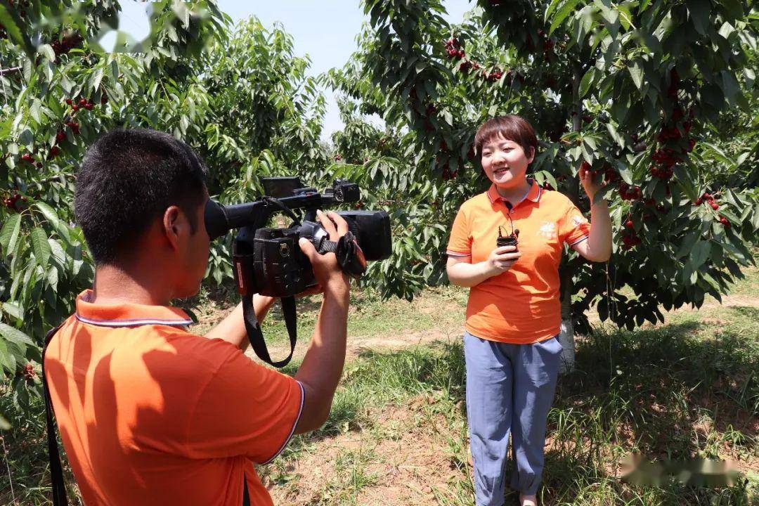 广平县融媒体中心主持人李丹化身帮帮团成员为扶贫农产品代言:"心型"