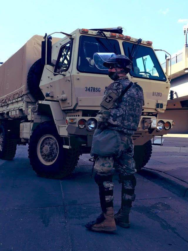 高大的軍用戰術卡車一般只在戰場上出現,現在卻用於美國城市鎮暴上.