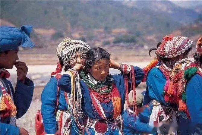 傈僳语新闻·印度遭受近30年来最严重蝗灾