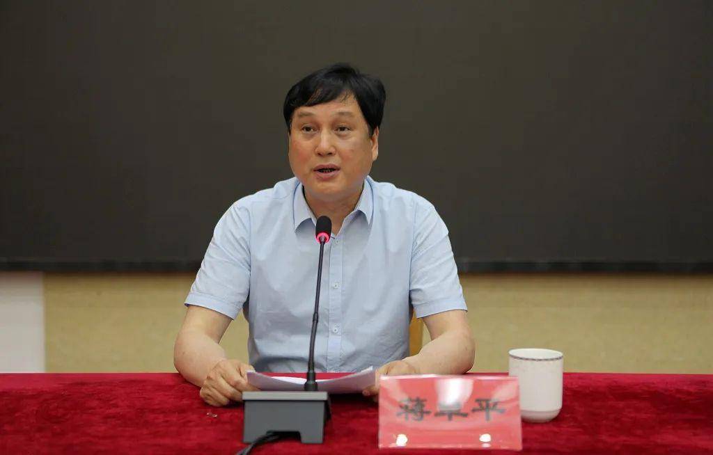 在结业仪式上,宜城街道党工委副书记蒋卓平对广大青年提出了殷切的