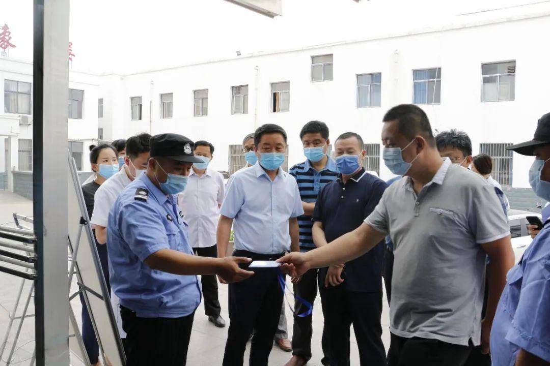 5月30日,市卫健委医政科科长赵良涛一行3人,对我院新冠肺炎疫情常态化