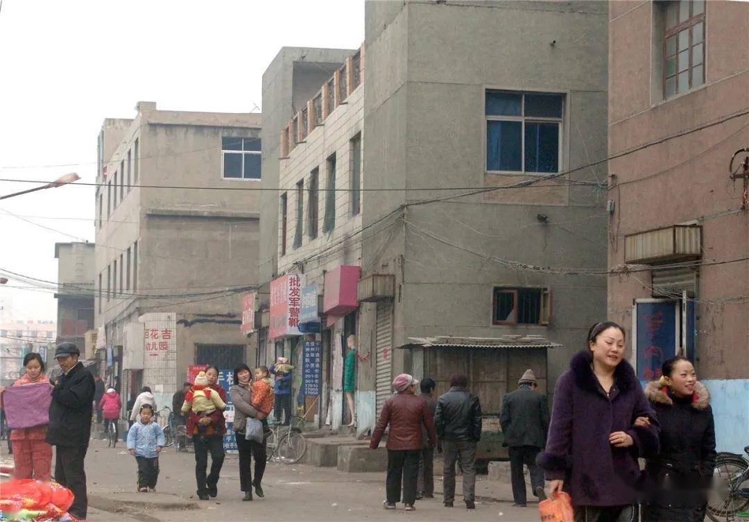 燕庄下图:2020年,水清岸绿的东风渠.上图:2002年,亟待改造的东风渠.