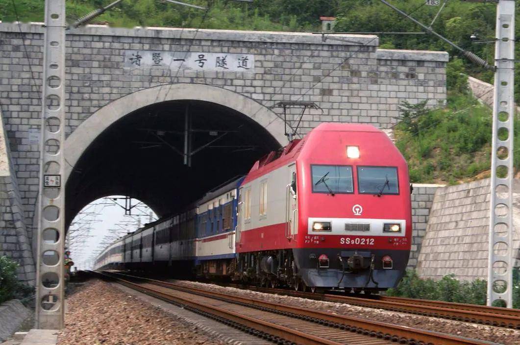 韶山型电力机车运行在沪昆线上