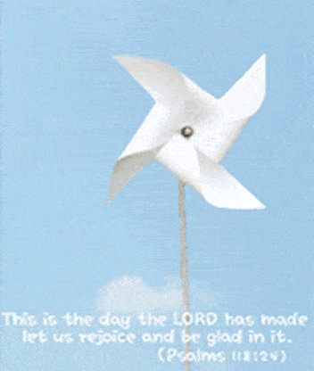 每次将纸飞机掷出去前,都会对着飞机头哈上一口气,希望它能带着我们的