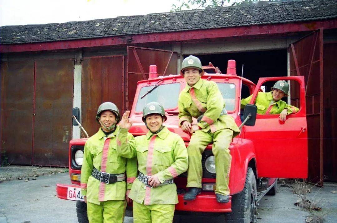 灭火全凭勇气20世纪90年代,消防员和消防车辆装备20世纪50年代消防