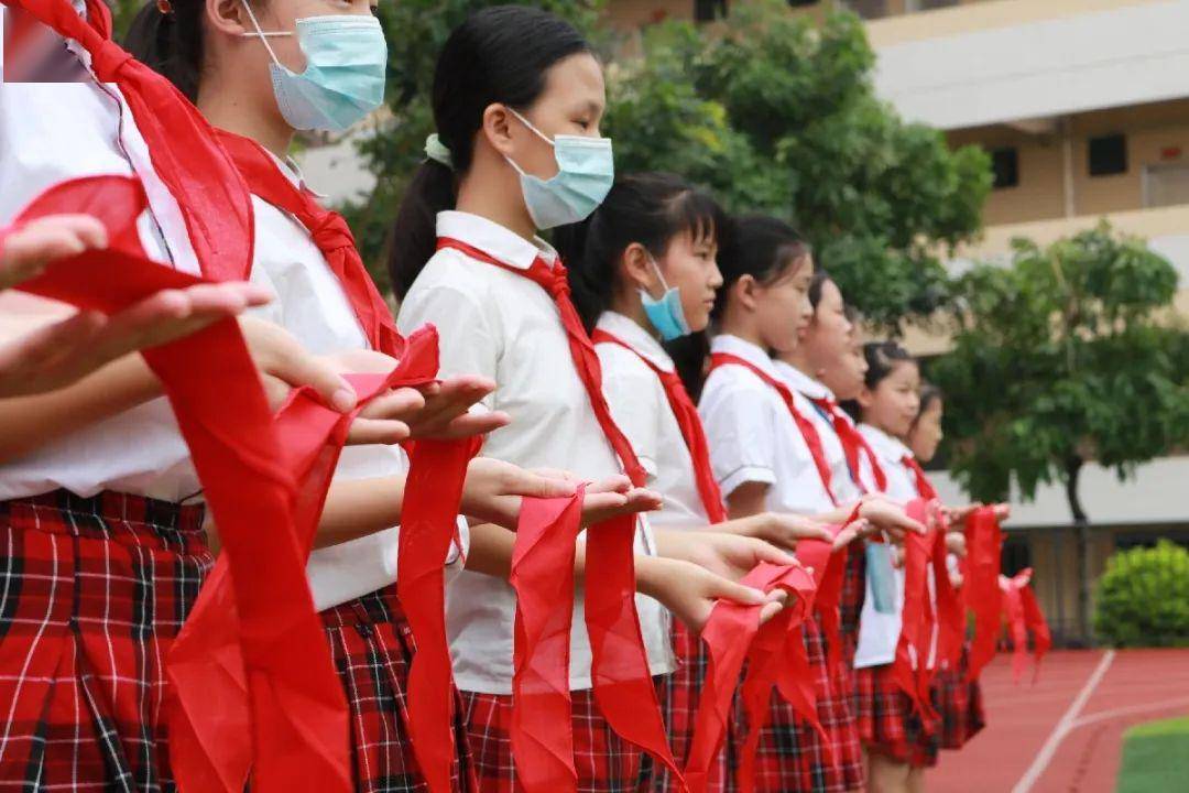 鲜花铺就童年路,重担再负少年身_红领巾