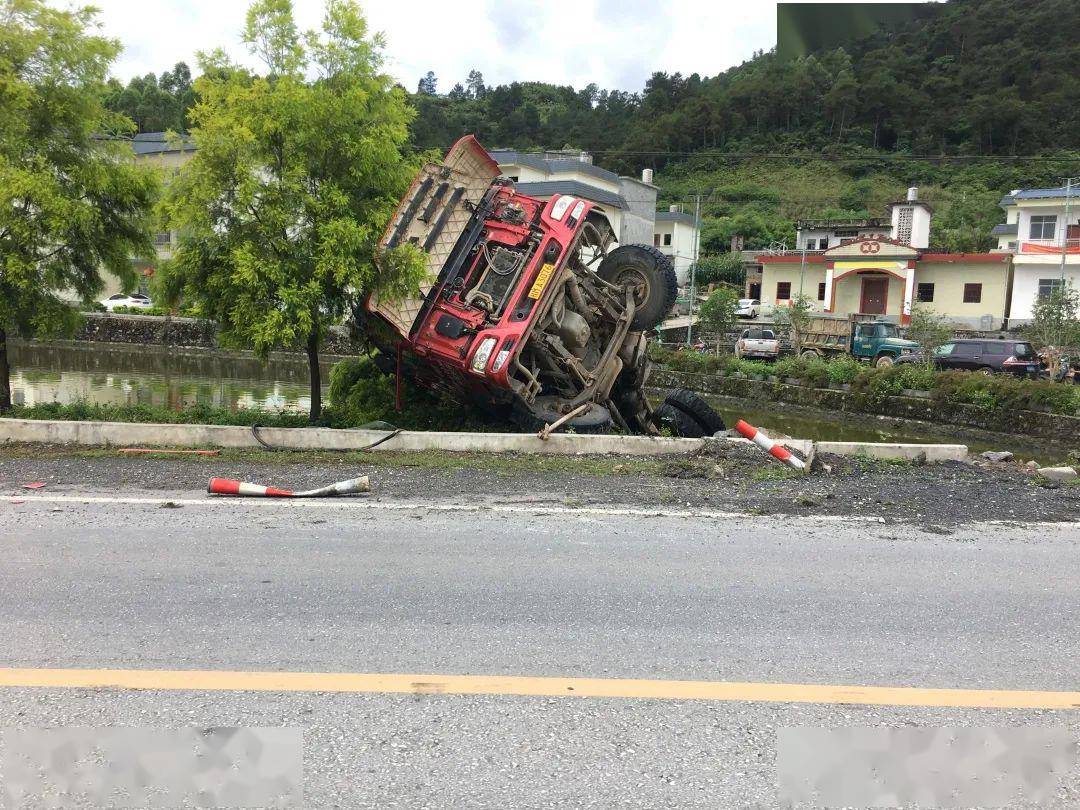 上林车祸1起,又是这个魔鬼路段出事!(上林时空)