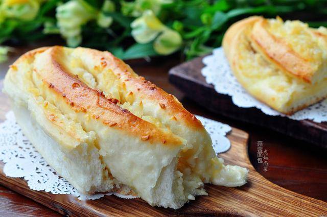 蒜香满屋的面包,柔软又厚弹,没费力揉面,还是那个自动出膜法_手机搜狐