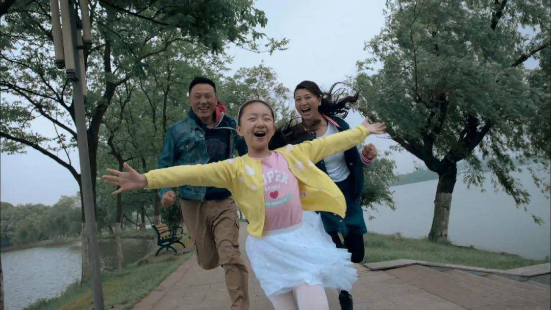 在《回家的路有多远》当中,唐亚莉的女儿秦小小,先后由两位小演员所