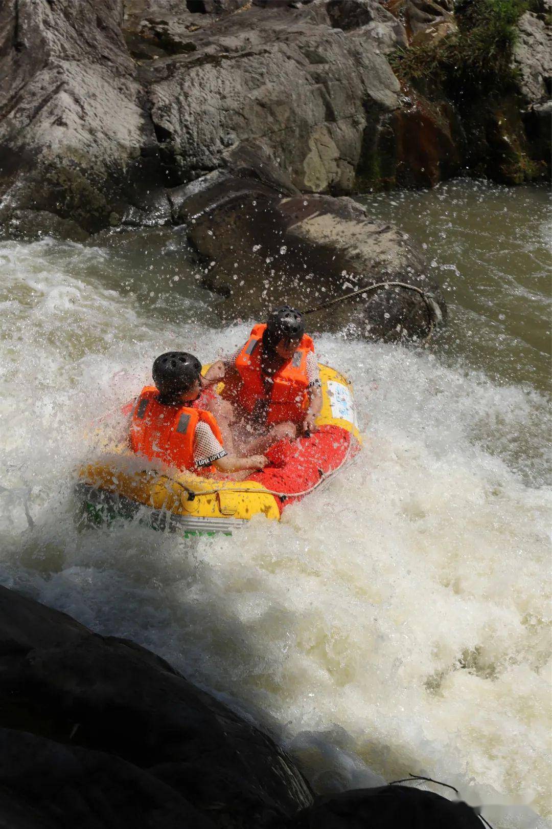 没玩过瓯海泽雅漂流的夏天是一个不完整的夏天!等你"湿身"!