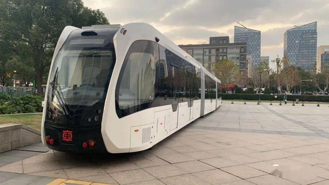 智轨列车就已在智轨列车是具备有轨电车和城市公交大巴双重属性的新型