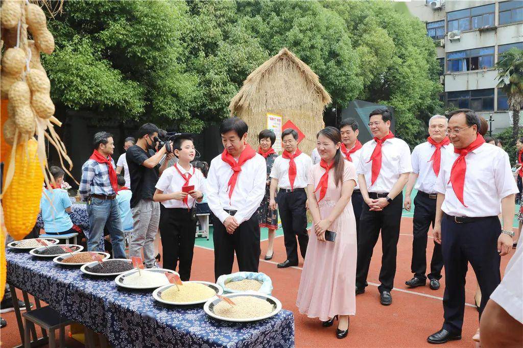 市委书记,市人大常委会主任齐家滨来到钟楼区西仓桥小学,荆川小学等地