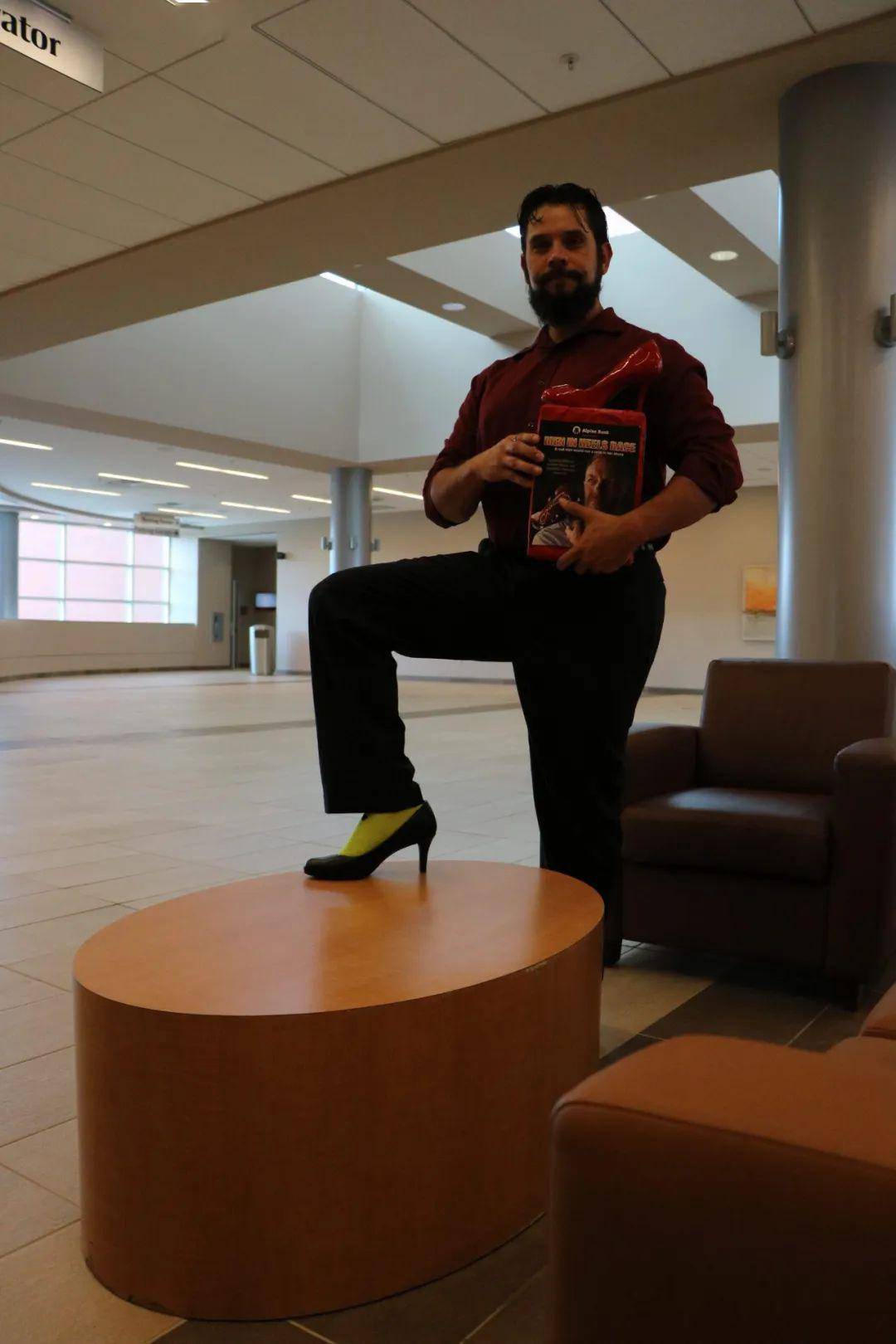 谁说猛男就不能穿高跟鞋了