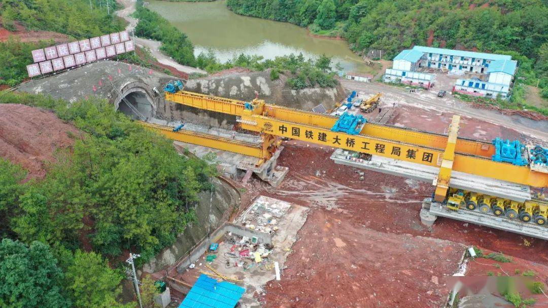 赣深高铁江西最长大桥信丰特大桥桥面铺设完工!