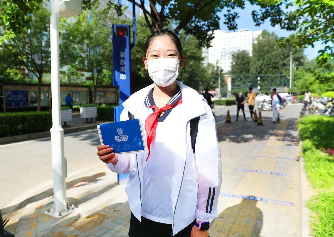 们立志成长成才李兰瑛校长和各位老师们唱响嘹亮的国歌同学们面向国旗