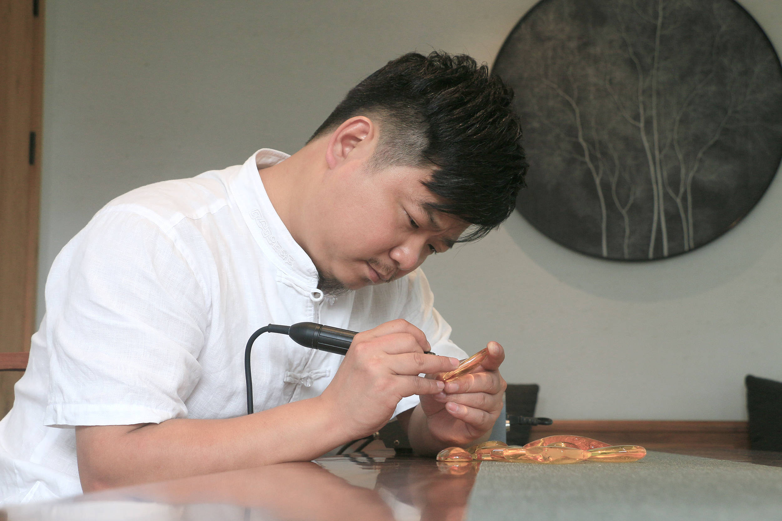 琥珀雕刻大师余贤国作品凤穿蝶恋