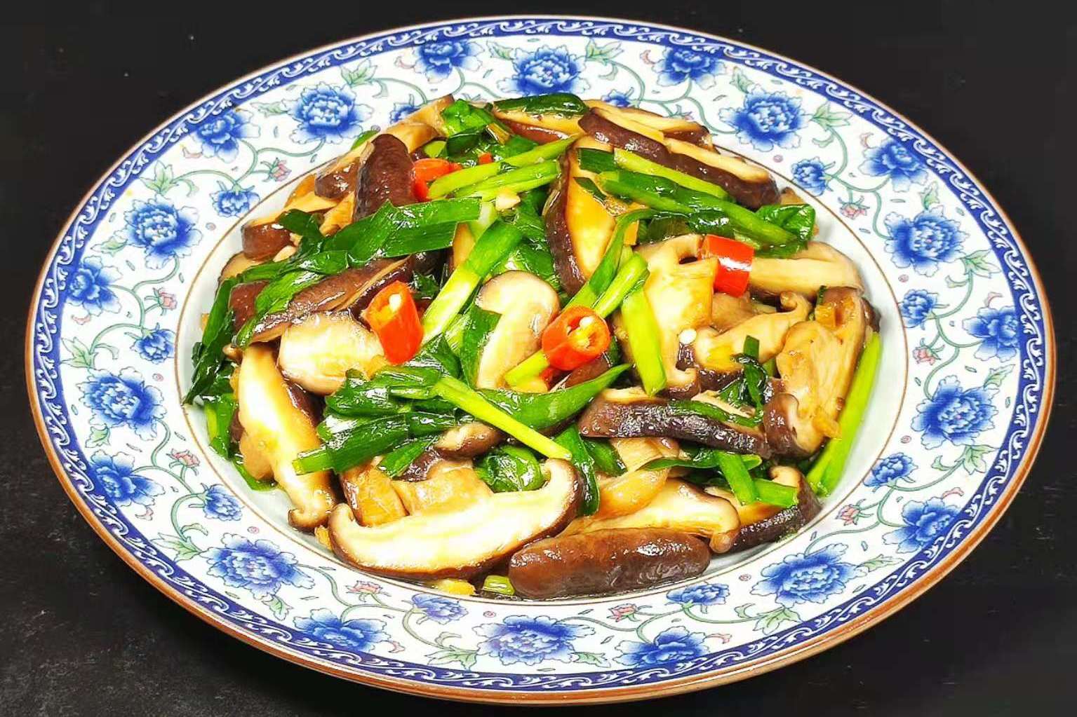 教你用韭菜来炒香菇做法简单滑嫩鲜美又营养别提多好吃了