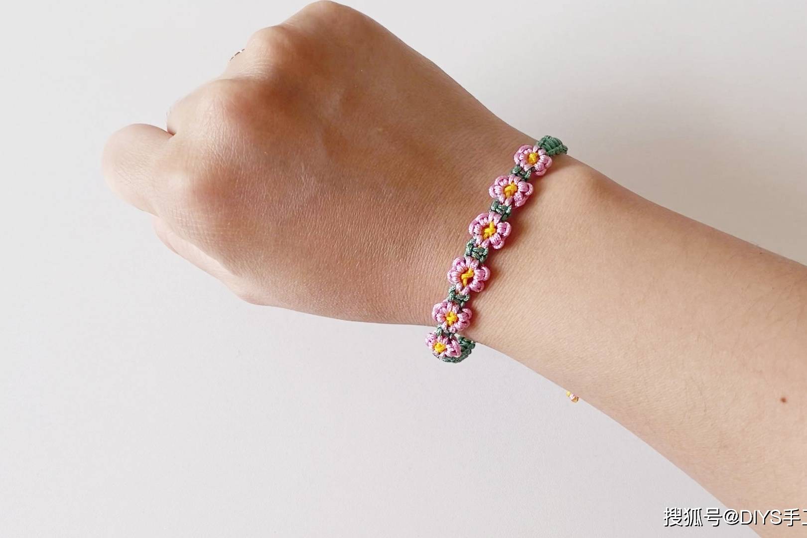 手工绳编漂亮的小雏菊手链