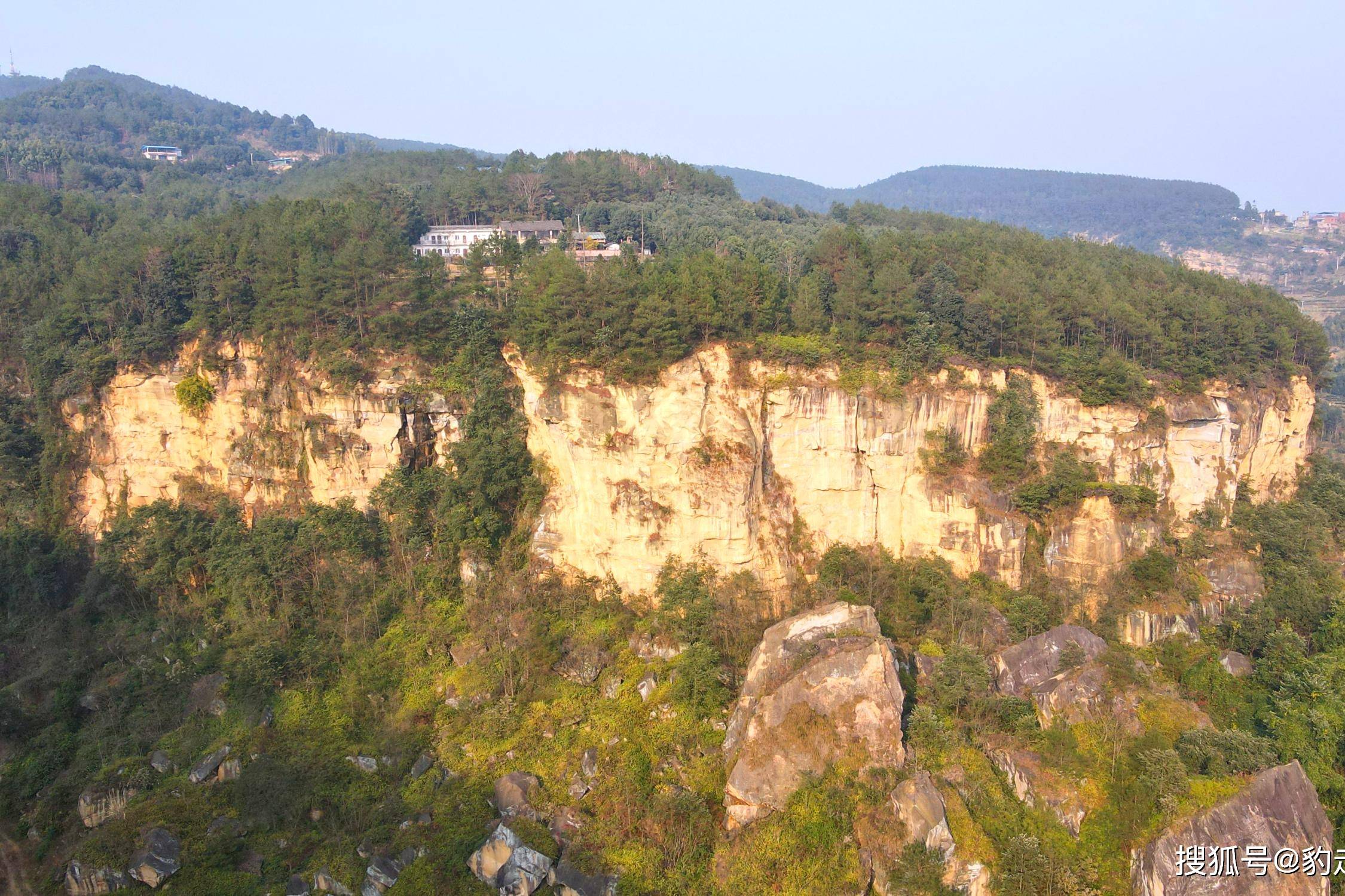 这条叫陡岩的山路,没几人敢走,就在荣县国家森林公园高石梯