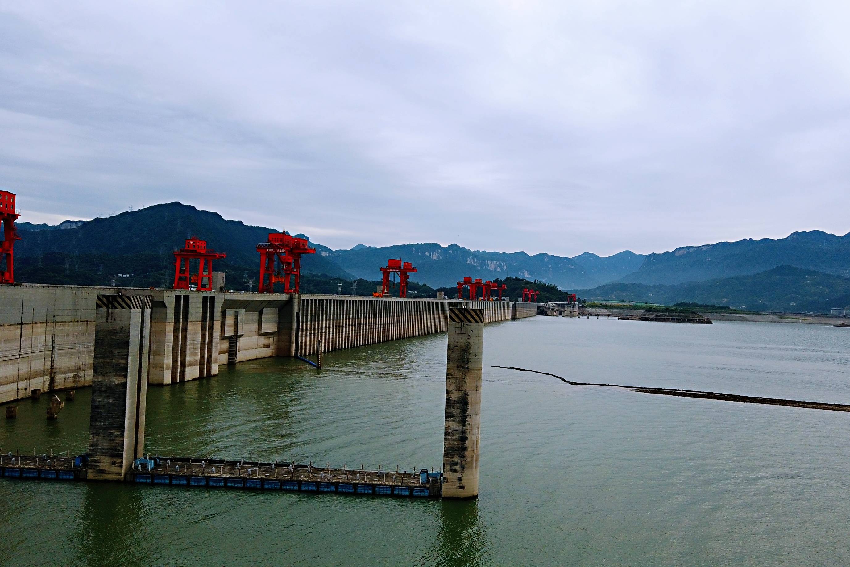 高峡出平湖不愧是世界闻名的三峡大坝来这里旅游太激动了