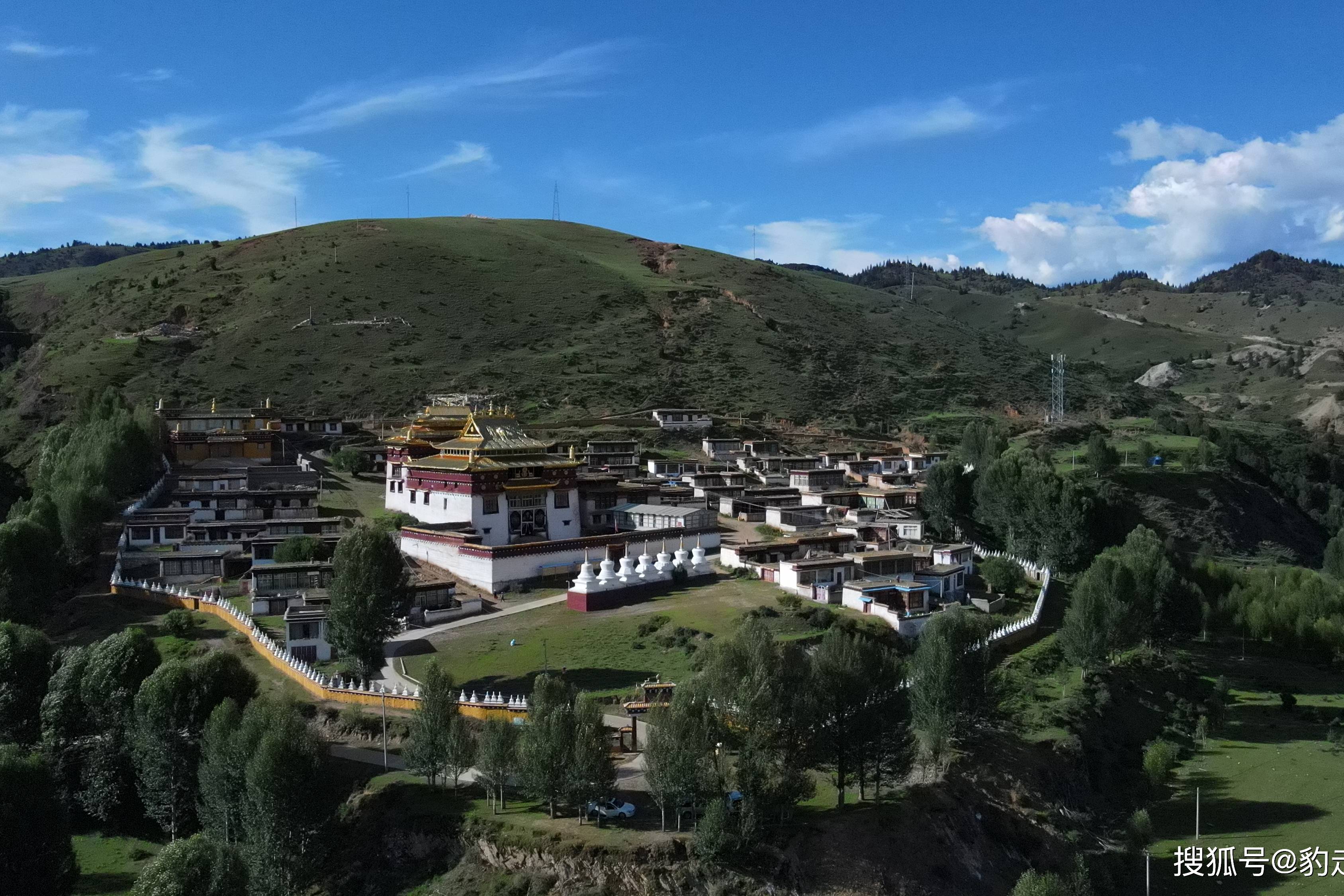 理塘俄日寺建筑外观掠影