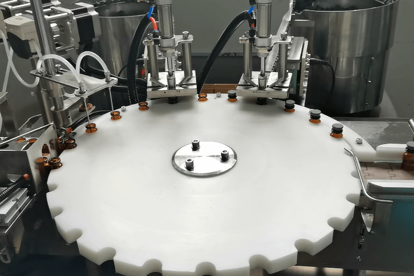 圣刚抗生素玻璃瓶液体灌装加塞机西林瓶灌装加塞压盖机