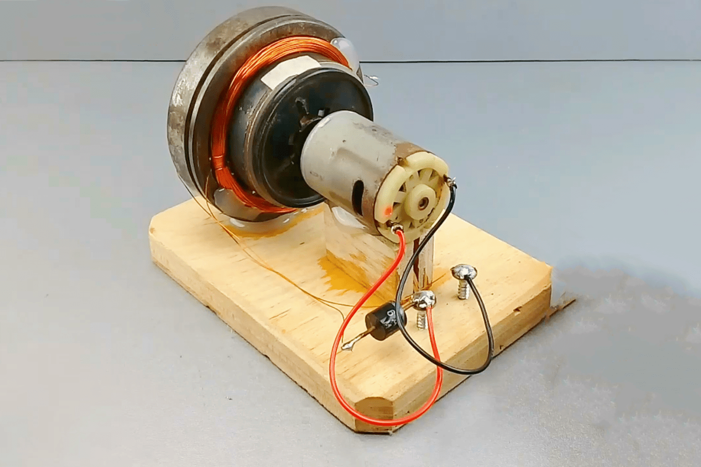 用轴承和磁铁制作电磁发电器