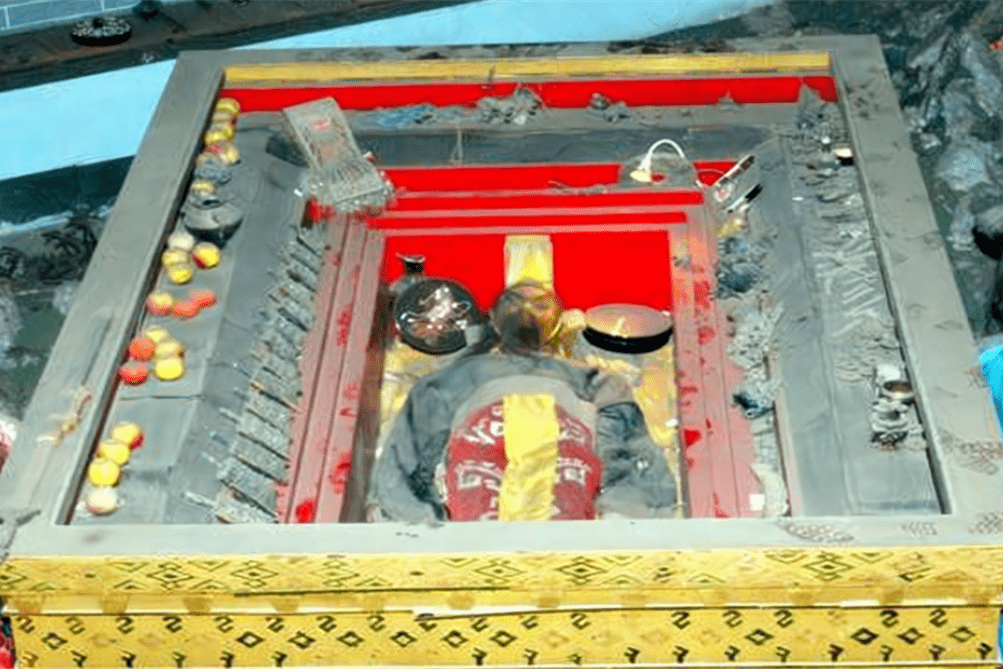 专家:与一位寡妇有关