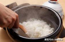 蒸米饭，大米到底要洗几次？之前一直都搞错了，难怪米饭不香软！