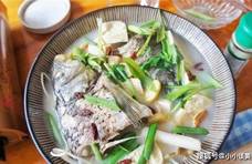 炖鱼汤时，想要鱼汤鲜浓，锅里加这3种菜，鱼汤又白又浓又营养！