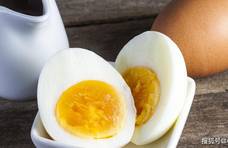煮鸡蛋时，不要直接用清水，多加2样食材，鸡蛋香嫩好剥壳