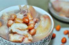 猪蹄花生煲汤，营养又美味，怎么制作？如何保证汤不腥而味浓？