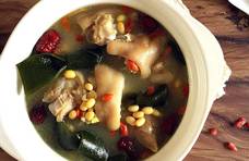 海带胡萝卜猪蹄汤，味道会很香浓，食材运用也比较简单