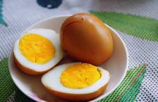 煮鸡蛋，冷水还是开水？记住4点，又香又营养，蛋壳没破可以剥掉
