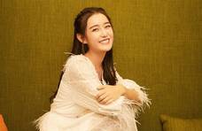 蒋依依宋祖儿事业凉凉：两官媒下场表态 卫视删