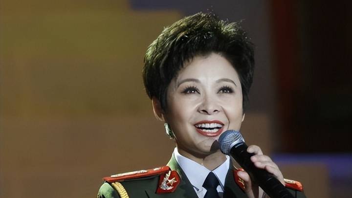 董文华骗了我们多年，含泪揭开“退圈”的真相，台下观众一片哗然