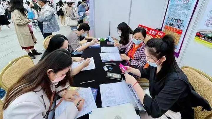 江苏一中学以40万招应届生当教师，你认为高薪侮辱了教育吗？