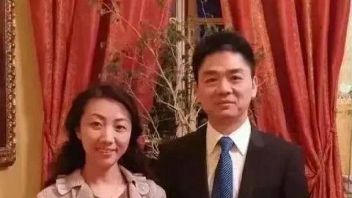 刘强东龚小京罕见同框，网传双方是彼此初恋，两人还有一个儿子