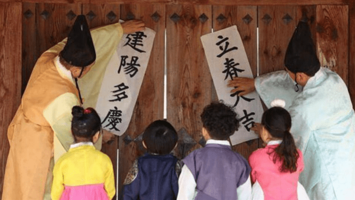 白纸黑字的“韩国春联”和中国红纸黑字的春联哪个更好看？