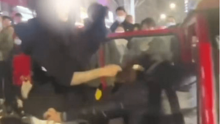 女孩当街抓头发暴打三轮车阿姨，你怎么看？