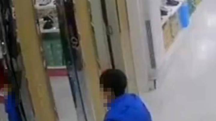 女子内急拿商场所卖裤子在试衣间内解手，你怎么看？