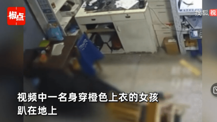 男子为寻妻下落抡椅殴打女儿，还是男人吗？