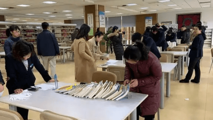大学图书馆招聘，上百人报名竞争，是不是铁饭碗？
