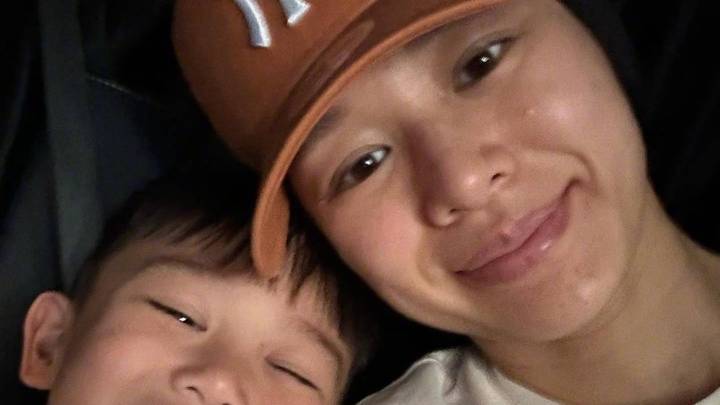 胡杏儿晒素颜照与儿子们合影，是为了纪念母亲节吗？