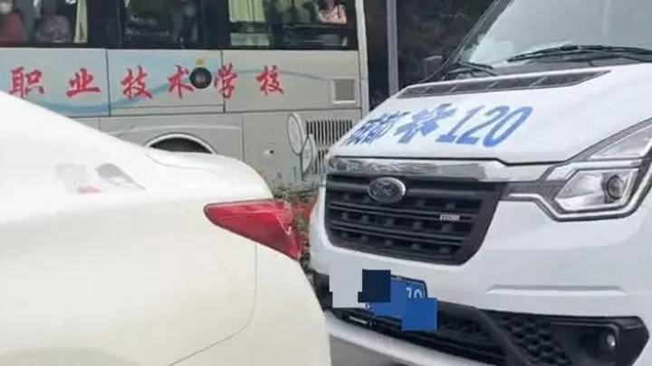 司机担心违法被拍拒给救护车让路，你支持严惩该女司机吗？