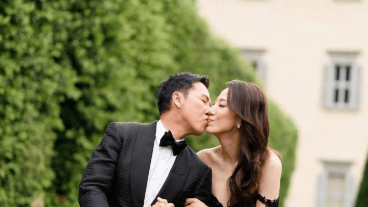 甄子丹补办婚礼，与小18岁妻子浪漫亲吻，你羡慕吗？