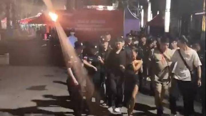 吉克隽逸被粉丝误刮伤，下台后捂脸离开现场，是故意的吗？
