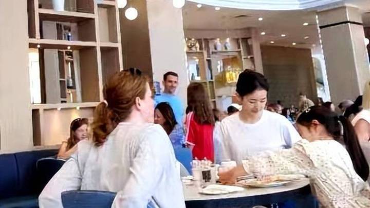 网友称偶遇章泽天带娃，你喜欢他的女儿吗？