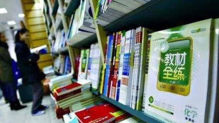 没到指定地点买教辅，二年级学生被批评，你怎么看？
